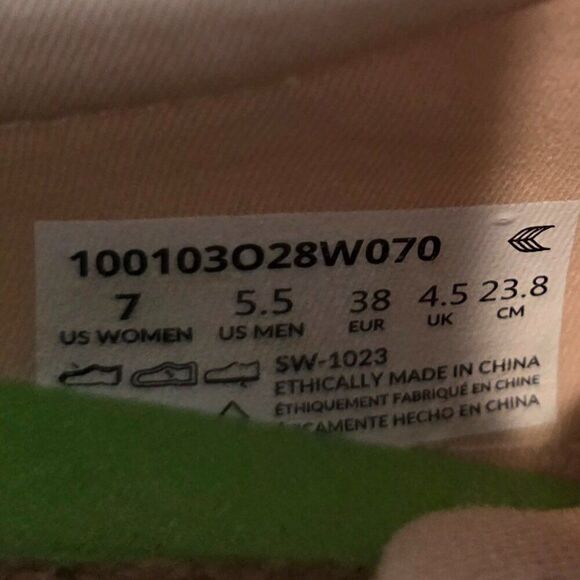 CARIUMA - Women's Pantone Peach Fuzz Canvas Sneakers Sz 7 - Picture 7 of 8